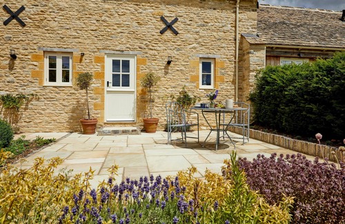 Ampney Crucis House | Cotswolds One Bedroom Barn Conversion near Bibury with private garden & terrace