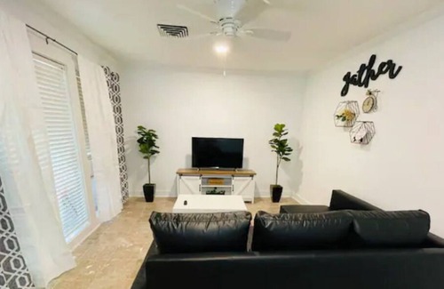 St. Simons Island Cottage | Cottage 15min from the Beach, Pets welcome