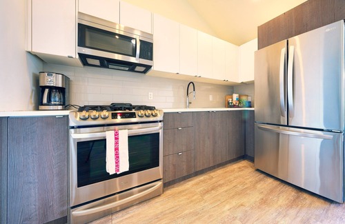 Wainfleet Cottage | Cottage 19: Upper-Level Beachfront Unit in 4-Plex