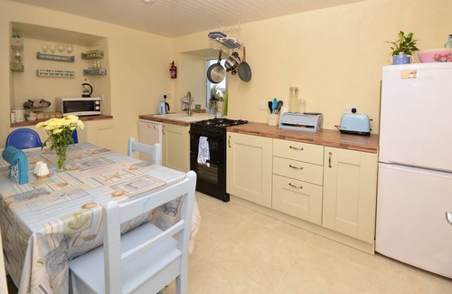 Ballyconneely Cottage | Cottage 312 Ballyconneely - sleeps 6 guests in 3 bedrooms