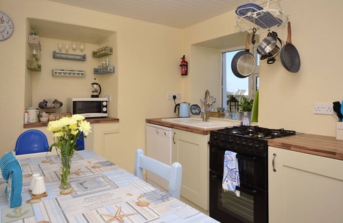 Ballyconneely Cottage | Cottage 312 Ballyconneely - sleeps 6 guests in 3 bedrooms
