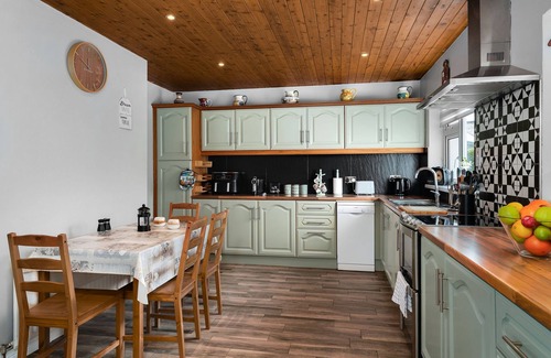Clifden Cottage | Cottage 479 - Clifden - sleeps 6 guests in 3 bedrooms