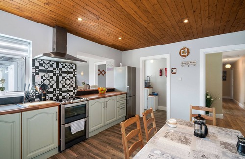 Clifden Cottage | Cottage 479 - Clifden - sleeps 6 guests in 3 bedrooms
