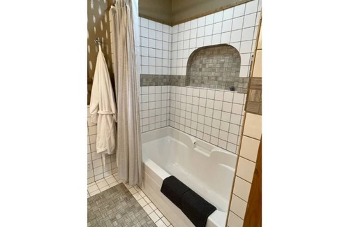 Bandon Cottage | Cottage Above Fern Creek - Private Cottage with Forest View, Kitchenette