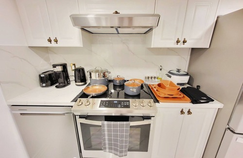 East Credit House | Cottage Alike in City Center w/Movie Theater-Near Toronto Airport