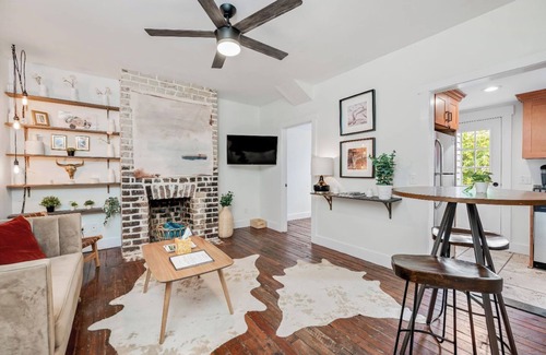Eastside House | Cottage APT w/Loft on Jones ★ Savannah’s Prettiest Street ★ Historic District