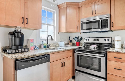 Eastside House | Cottage APT w/Loft on Jones ★ Savannah’s Prettiest Street ★ Historic District