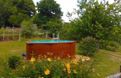 Les Salles Lavauguyon House | Cottage by the Chateau with pool in National Parc