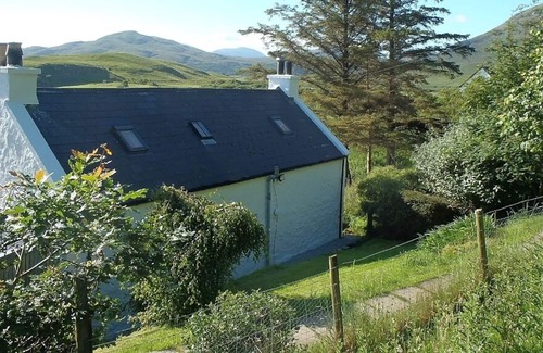 Isle of Scalpay Cottage | Cottage Close To Sea Shore With Sea and Mountain Views, 8 miles from Portree.