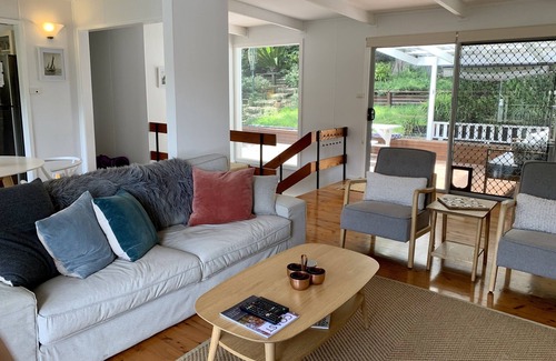 North Avoca House | Cottage close to the surf beach with private garden & bush views