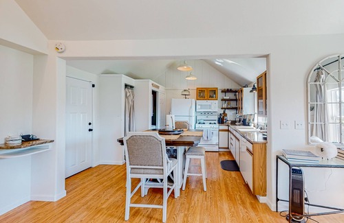 Nelscott House | Cottage de la Mer | House in Lincoln City with serene porch, walk to the beach