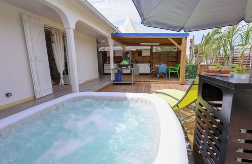 Le Gosier Villa | Cottage de la Plage : Jacuzzi, 4 guests, close to the beach, in the heart of Gosier