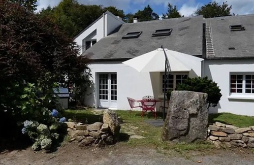 Meslan House | Cottage "Domaine Moulin Blanc - Gîte Breizh" with Private Terrace & Wi-Fi