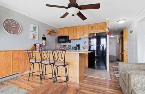 Snowshoe Condo | Cottage Feel with Mountain View Wi-Fi EZ Parking