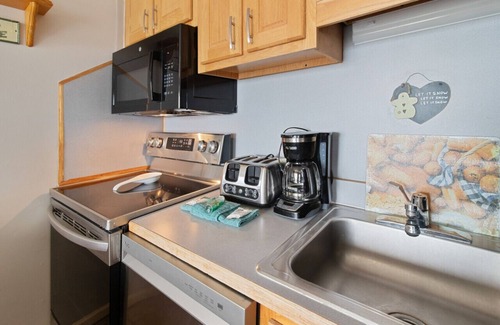 Snowshoe Condo | Cottage Feel with Mountain View Wi-Fi EZ Parking