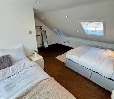 Leyton Apartment | Cottage Flat 2BD Leyton Near Central Line - Sleeps 10