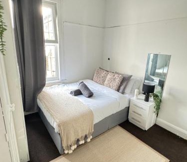 Leyton Apartment | Cottage Flat 2BD Leyton Near Central Line - Sleeps 10