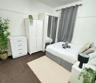 Leyton Apartment | Cottage Flat 2BD Leyton Near Central Line - Sleeps 10