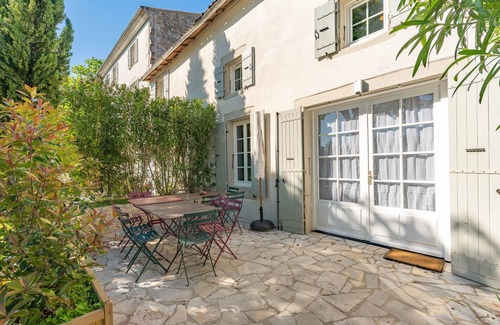 Saint-Romain-de-Benet Cottage | Cottage 'Gîte Le Cottage' with Shared Pool, Private Terrace and Wi-Fi