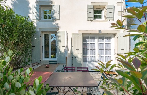 Saint-Romain-de-Benet Cottage | Cottage 'Gîte Le Cottage' with Shared Pool, Private Terrace and Wi-Fi