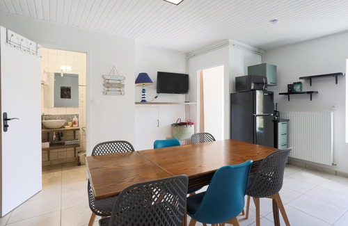 Guerlesquin Villa | Cottage 'Gite Avec Piscine 20min Plage' with Private Pool, Private Terrace and Wi-Fi