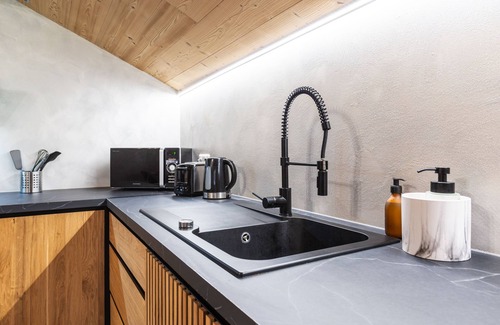 Thones Apartment | Cottage 'Gîte Colomban' with Mountain View, Shared Garden and Wi-Fi