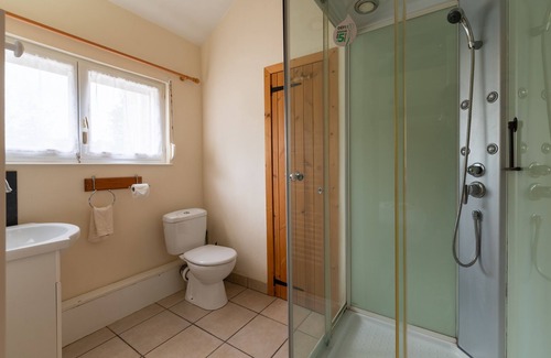 Quistinic House | Cottage 'Gîte L'Hirondelle' with Shared Pool, Private Terrace and Wi-Fi