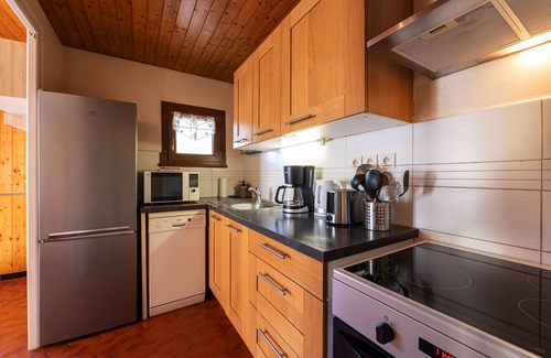 Thones Ski Chalet | Cottage 'Gîte La Marmotte' with Mountain View, Private Terrace and Wi-Fi