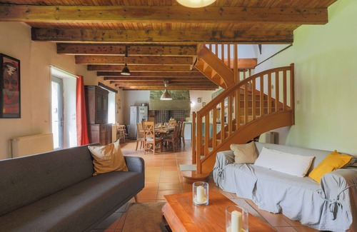 Plounerin House | Cottage 'Gîte Le Cornouaille - 8 Personnes' with Shared Pool, Shared Garden and Wi-Fi
