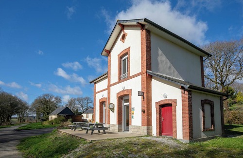 Saint-Gelven House | Cottage 'Gîte Ty Bris' with Shared Terrace, Shared Garden and Wi-Fi
