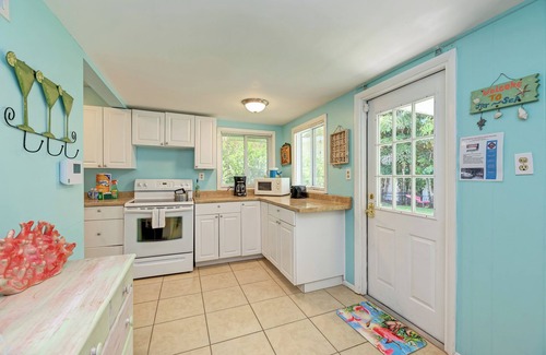 Bradenton Beach House | Cottage Haven-one Minute Walk To The Beach-private Yards-keyless Locks