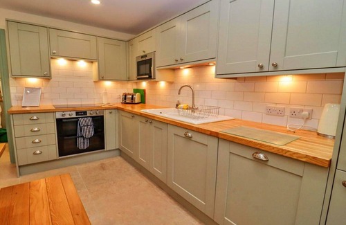 Little Rissington Cottage | Cottage in Cotswolds with Hot Tub & Garden