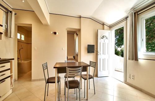 Sari-Solenzara House | Cottage in Corsica with Garden Terrace