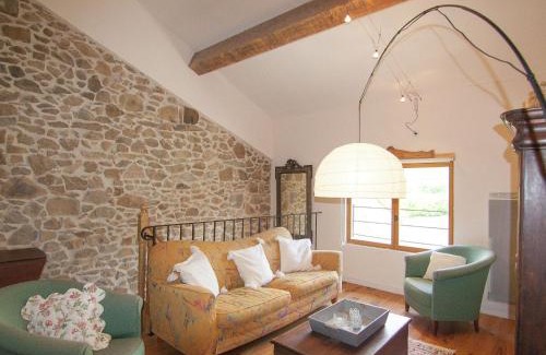 Roussines House | Cottage in Dordogne with Accessible Terrace