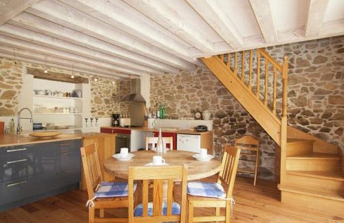 Roussines House | Cottage in Dordogne with Accessible Terrace