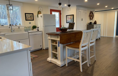Edgecomb House | Cottage in Edgecomb - Waterfront Holiday Getaway