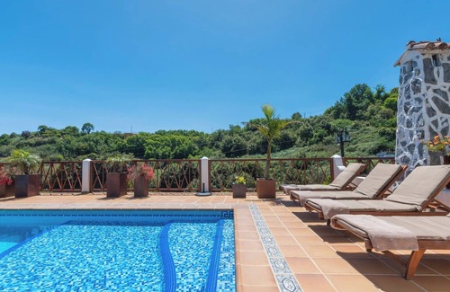 Moya House | Cottage in Fontanales with Pool & Nature Views