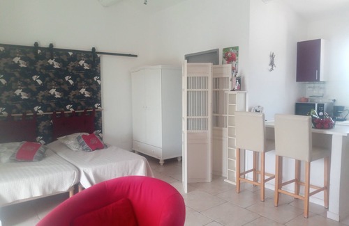 Cabrieres-d'Avignon Apartment | cottage in Luberon