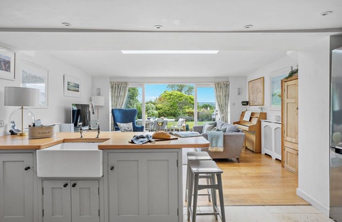 Broadhempston House | Cottage in lovely village of Broadhempston near the south Devon coast & Dartmoor