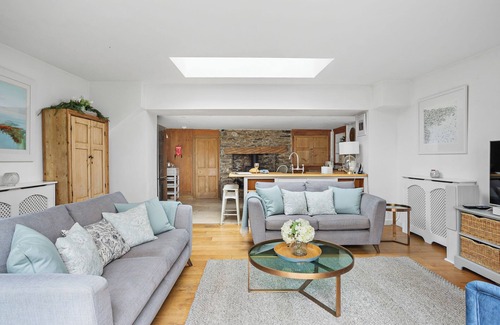 Broadhempston House | Cottage in lovely village of Broadhempston near the south Devon coast & Dartmoor