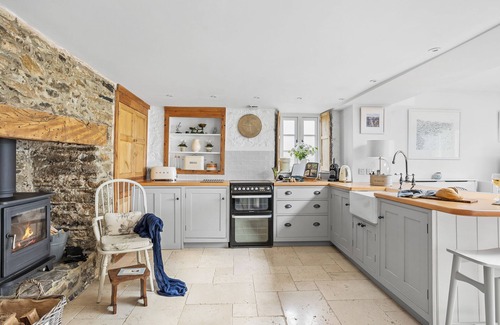 Broadhempston House | Cottage in lovely village of Broadhempston near the south Devon coast & Dartmoor