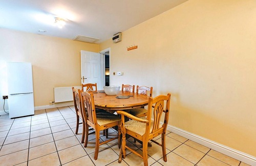 Eaton Mascott Cottage | Cottage in Netley Hall with Scenic Trails
