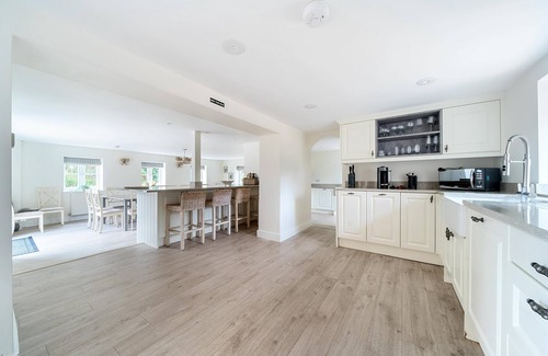 Thetford Cottage | Cottage in Norfolk sleeps 23 - private pool, fishing lake, hot tub ref 99008SC