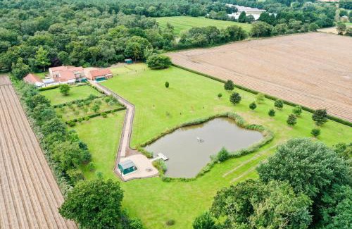 Thetford House | Cottage In Norfolk Sleeps 23 - Private Pool, Fishing Lake, Hot Tub Ref 99008Sc