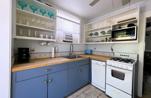 Key West Historic District House | Cottage in Paradise, Old Town. Walk to Duval & beaches. Hot tub, Pet Friendly.