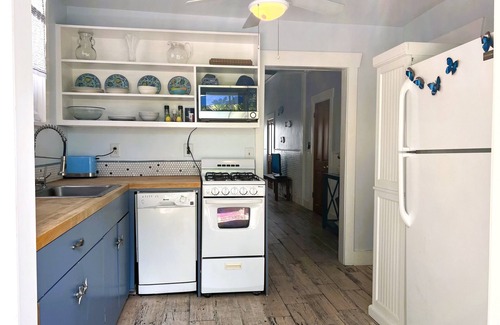 Key West Historic District House | Cottage in Paradise, Old Town. Walk to Duval & beaches. Hot tub, Pet Friendly.
