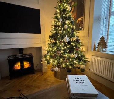 Pembroke House | Cottage in Pembroke, Close to beaches