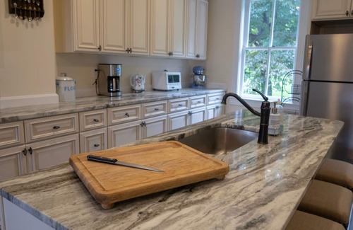 The Plains House | Cottage in Prime Wine and Horse Country Location