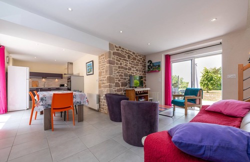 Crach Cottage | Cottage 'La Clé Du Bonheur' with Private Terrace, Shared Garden and Wi-Fi