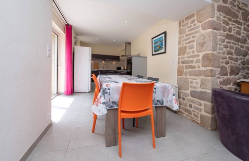 Crach Cottage | Cottage 'La Clé Du Bonheur' with Private Terrace, Shared Garden and Wi-Fi